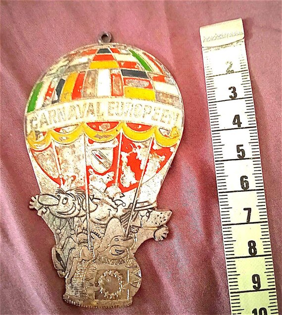 EUROPEAN CARNAVAL 70s - large pendant enameled metal plate logo comic book drawing delicious