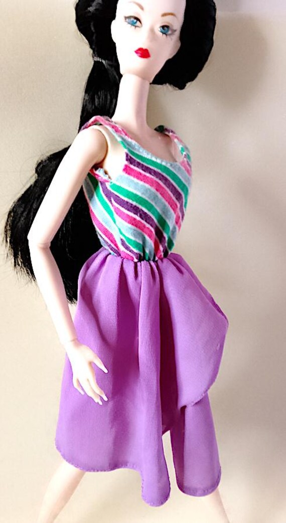 B937 - BARBIE Fashion Fun 1985 mattel - abito viola con top righe multicolor da sistemare