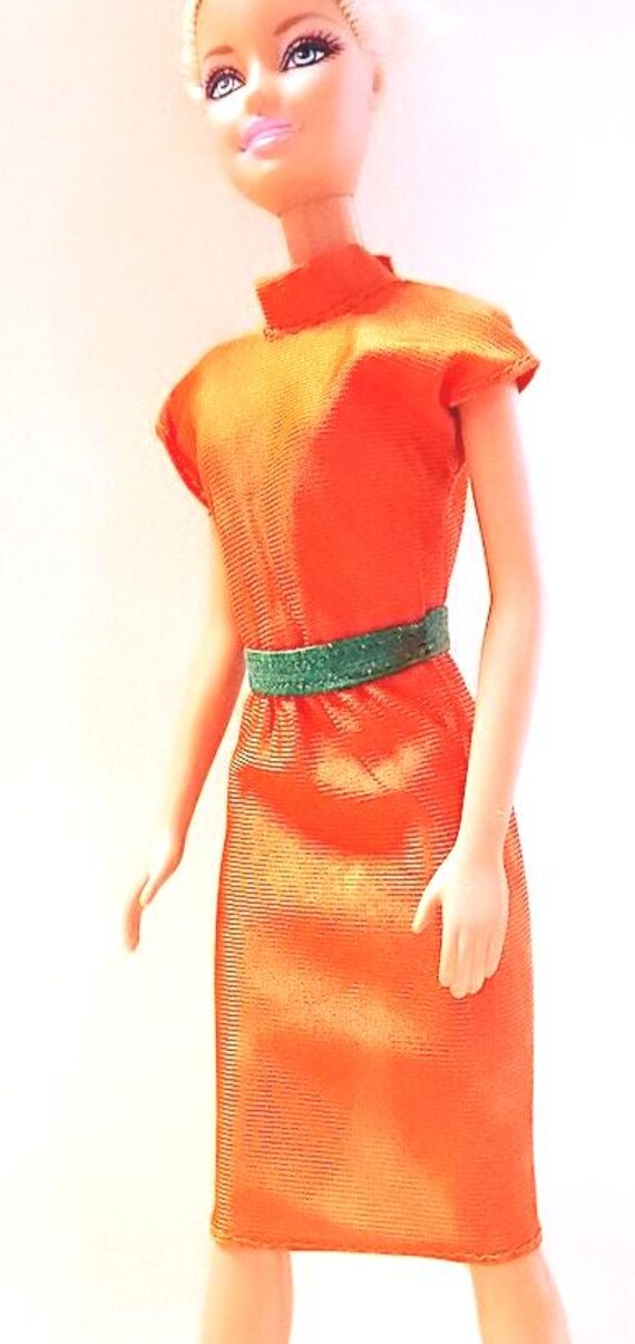 B786 - BARBIE 80s abito marrone chiaro con cintura verde