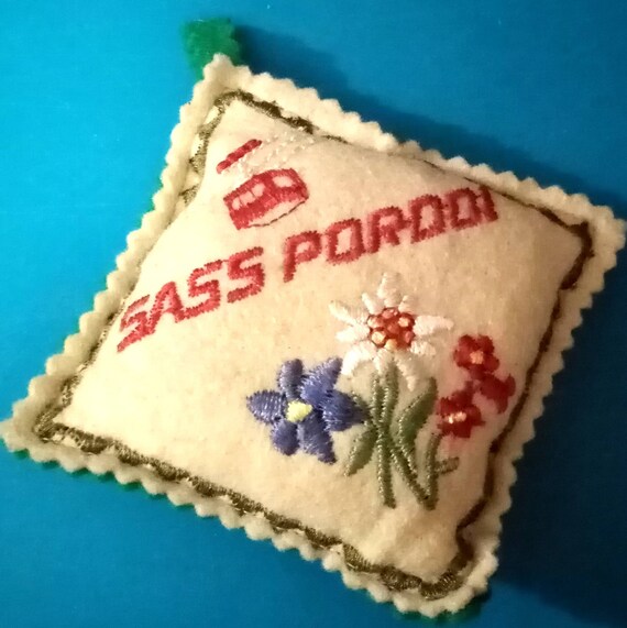 Sasso Pordoi - Dolomiti - sass Pordoi 70s italy tiny souvenir pillow broderies - mini cuscino ricamato