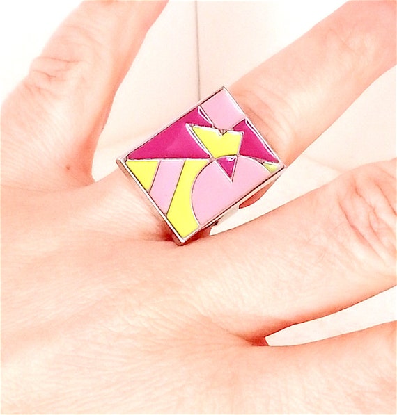 90s artistic geometric ring in cyclamen enamelled metal, pink yellow - vintage fashion geometry ring