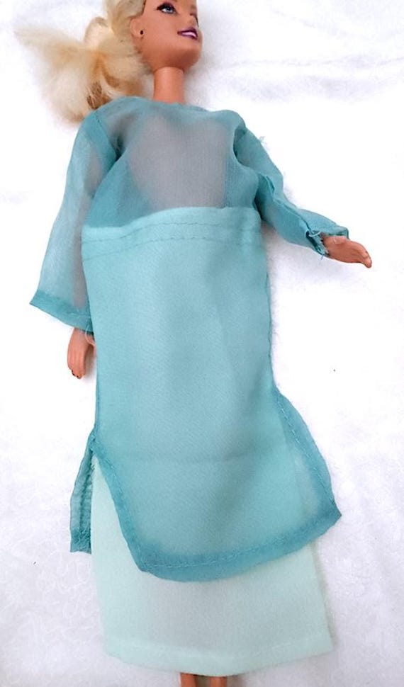 B307 - BARBIE Discover the world 2002 abito azzurro verde chiffon - CINA