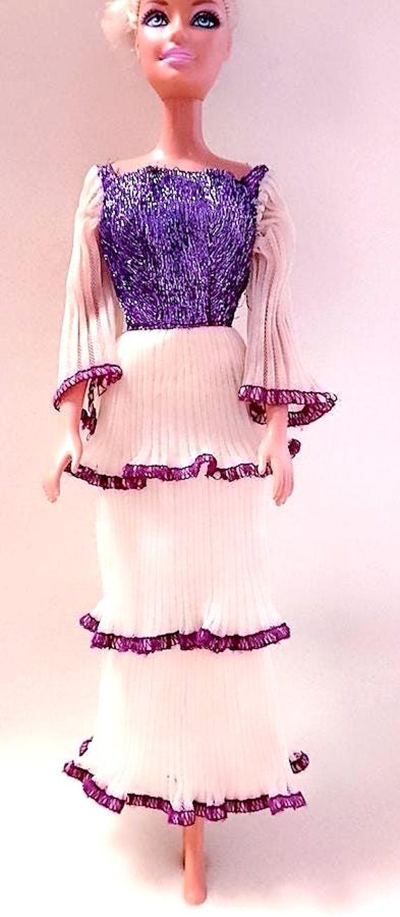 B920 - BARBIE Marie Osmond 1978 mattel abito viola e bianco balze