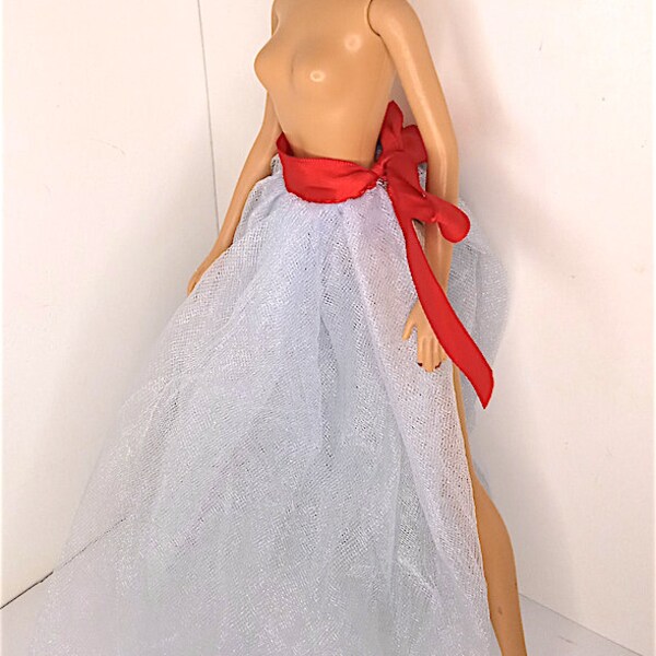 BARBIE GENERATION GIRL 1999 mattel - maxi gonna tulle azzurro celeste con nastro rosso originale miniatura B623