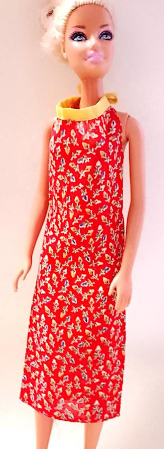 B913 - BARBIE Best Buy 1979 mattel - abito lungo rosso fiori con collo giallo allacciato