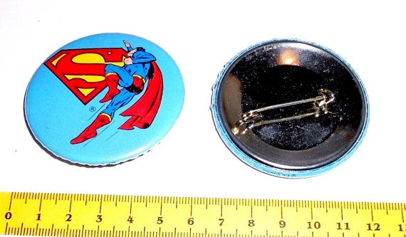 SUPERMAN 70s Dc Comics Mondadori Italy maxi button pin - large metal pin mint