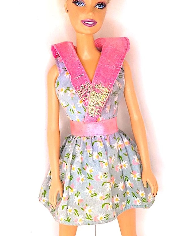 B275 - BARBIE FASHION GREETING card 1994 abito azzurro fiori e rosa , collo rosa iridescente