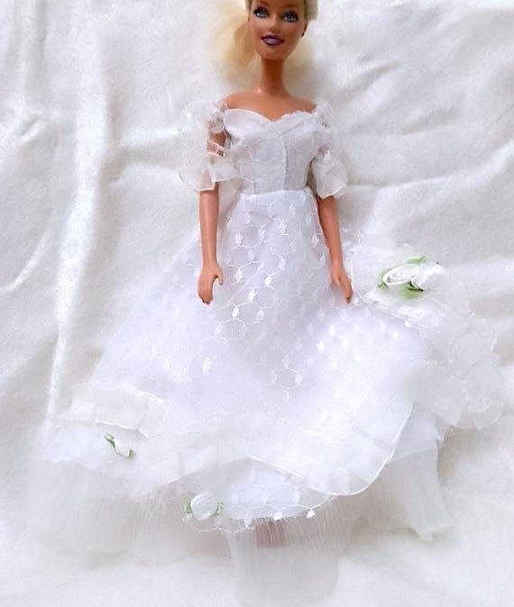 B324 - BARBIE Discover the world 2002 abito bianco ampio pizzo con rose - Filippine