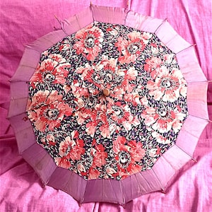Prachtige 50s zijden en houten parasol om te restaureren - vintage 50s parasol bloemen fantasie zijde en hout mode