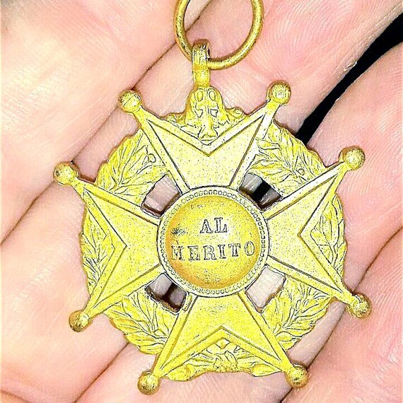 bella medaglia dorata in metallo al merito anni 50 italiana