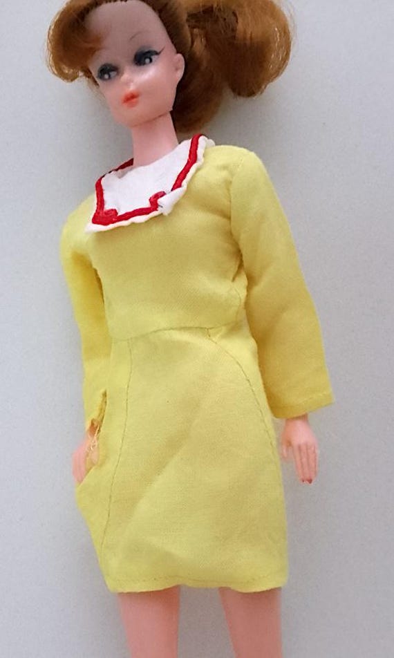 B316 - BARBIE 70s abito collegiale giallo corto con colletto bianco e rosso marinara
