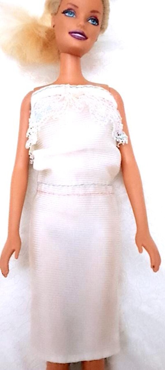 B198 - BARBIE BEST BUY 1981 abito bianco con pizzi colorati rosa e azzurro