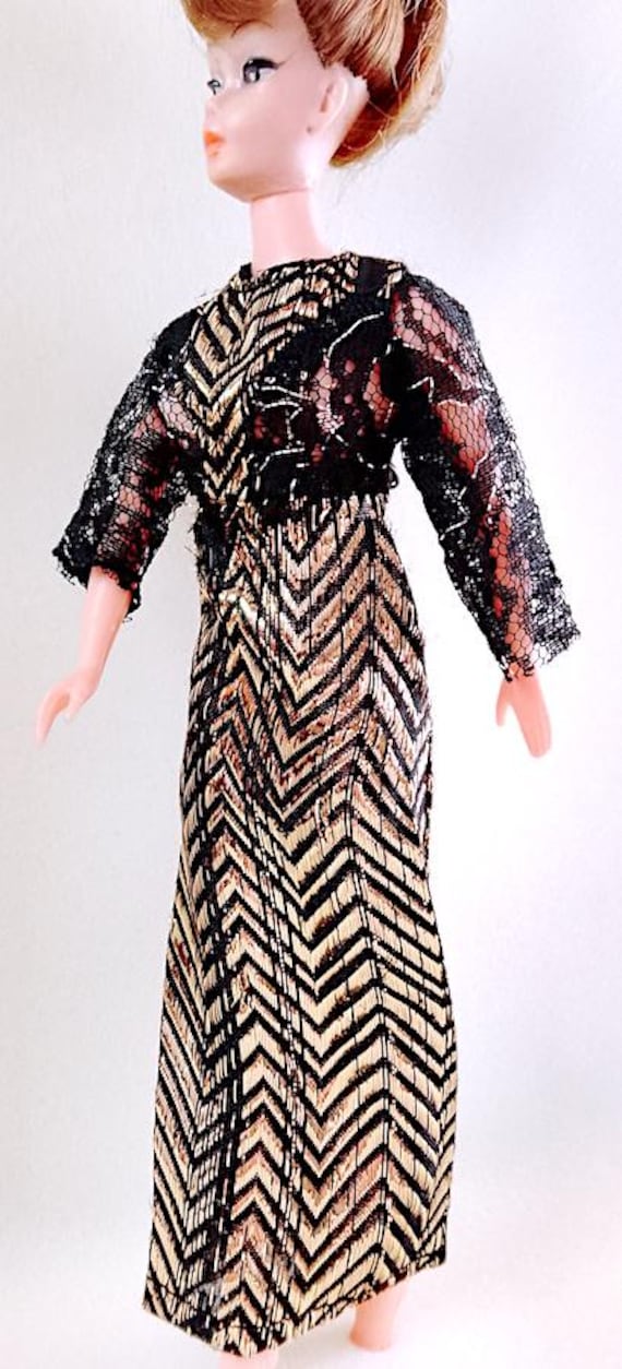 B444 - BARBIE 70s abito pizzo nero e dorature da restaurare