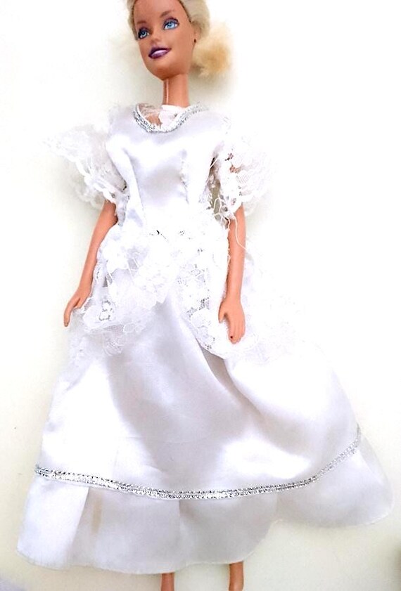 B1094 - BARBIE 90s abito da sposa bianco satin con decori argento da restaurare