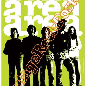 Può includere: Poster Vintage Rock con cinque uomini in silhouette su sfondo verde lime. La parola "area" è ripetuta in bianco, con "Vintage Rock Poster" in arancione in diagonale. Il testo "areainternationalpopulargroup" è in basso.