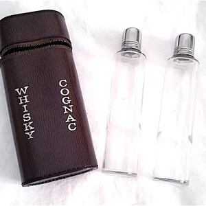 coppia meravigliose fiaschette da viaggio per whisky e cognac anni 60 custodia pelle made in italy fashion chic retro