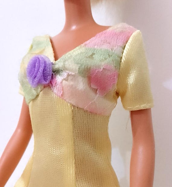 B177 - BARBIE 90s abito corto giallo pastello con fiori applicati