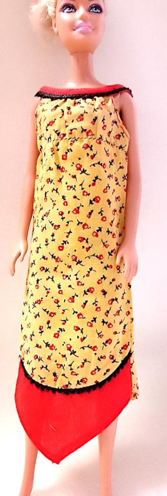 B950 - BARBIE Best Buy 1978 mattel - abito lungo giallo fiori bordo rosso e nero