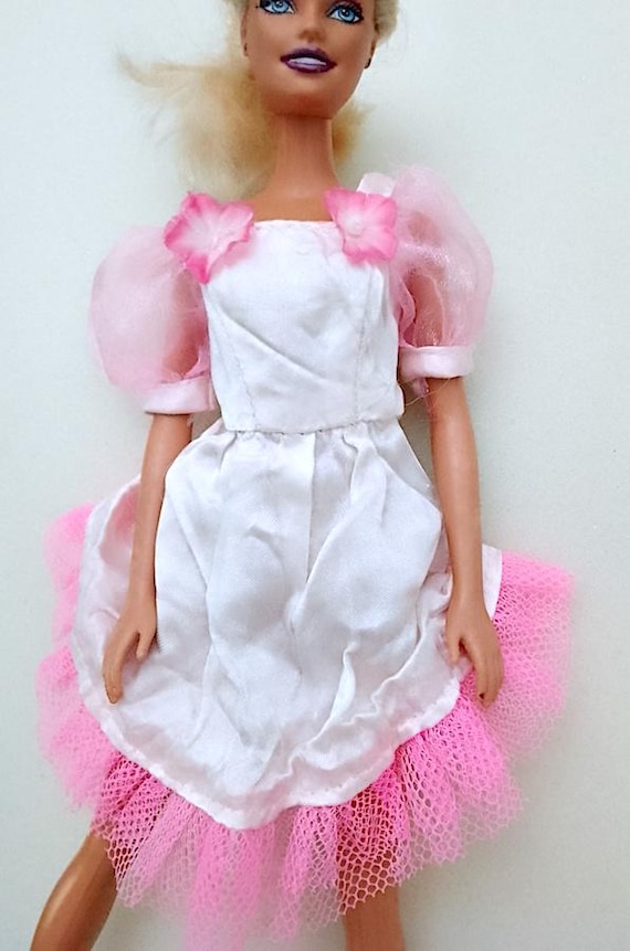 B1114 - BARBIE 90s abito corto bianco lucido satin con chiffon rosa e fiori