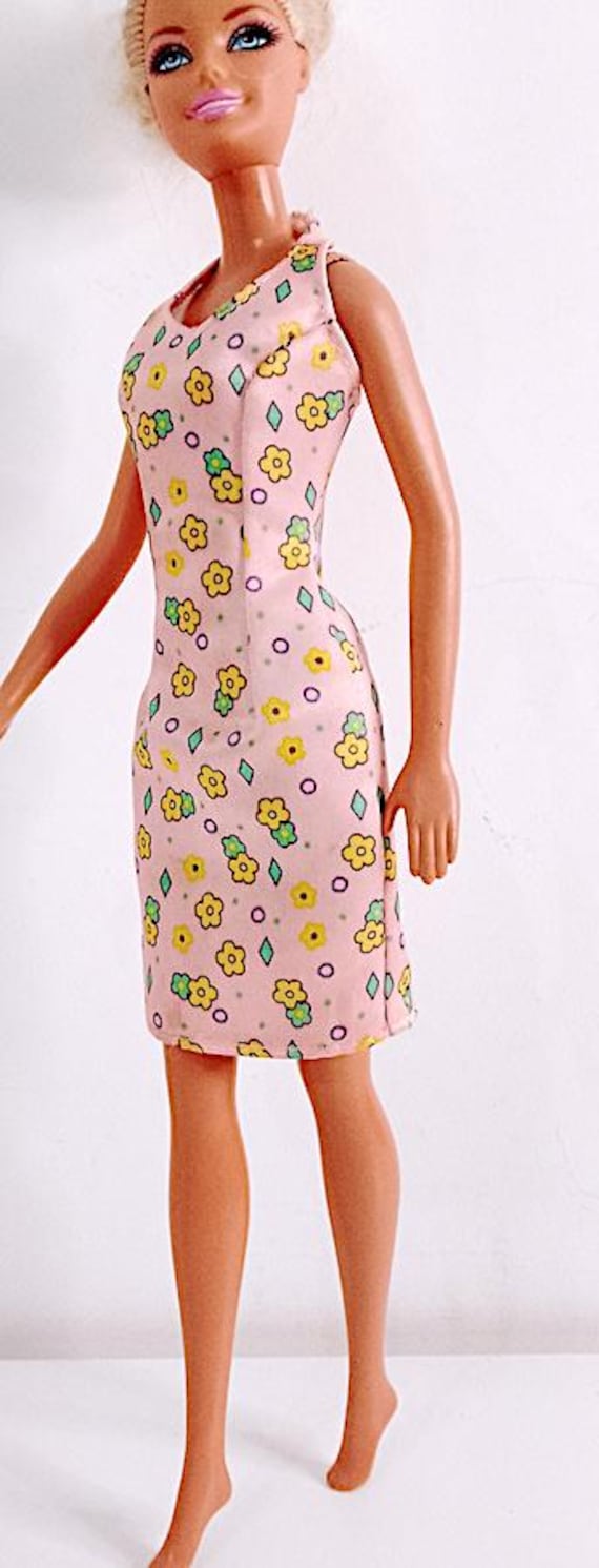 B1083 - BARBIE Fashionistas? 2000s abito corto rosa baby con fiori gialli
