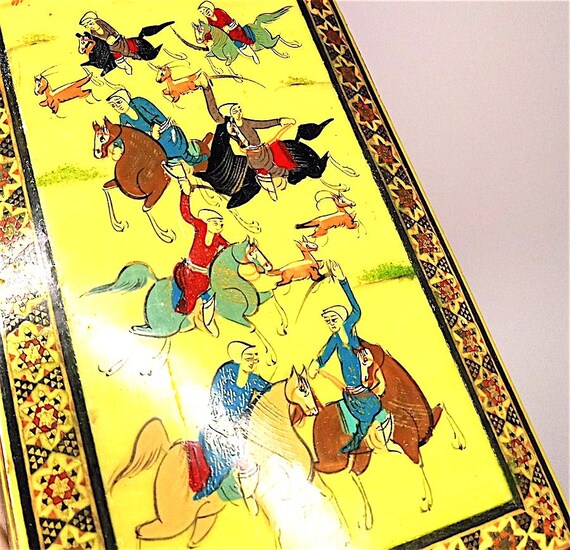 splendida scatola thailand lacca lucida con scena di caccia figure e dorature souvenir anni 70 porta sigari, matite