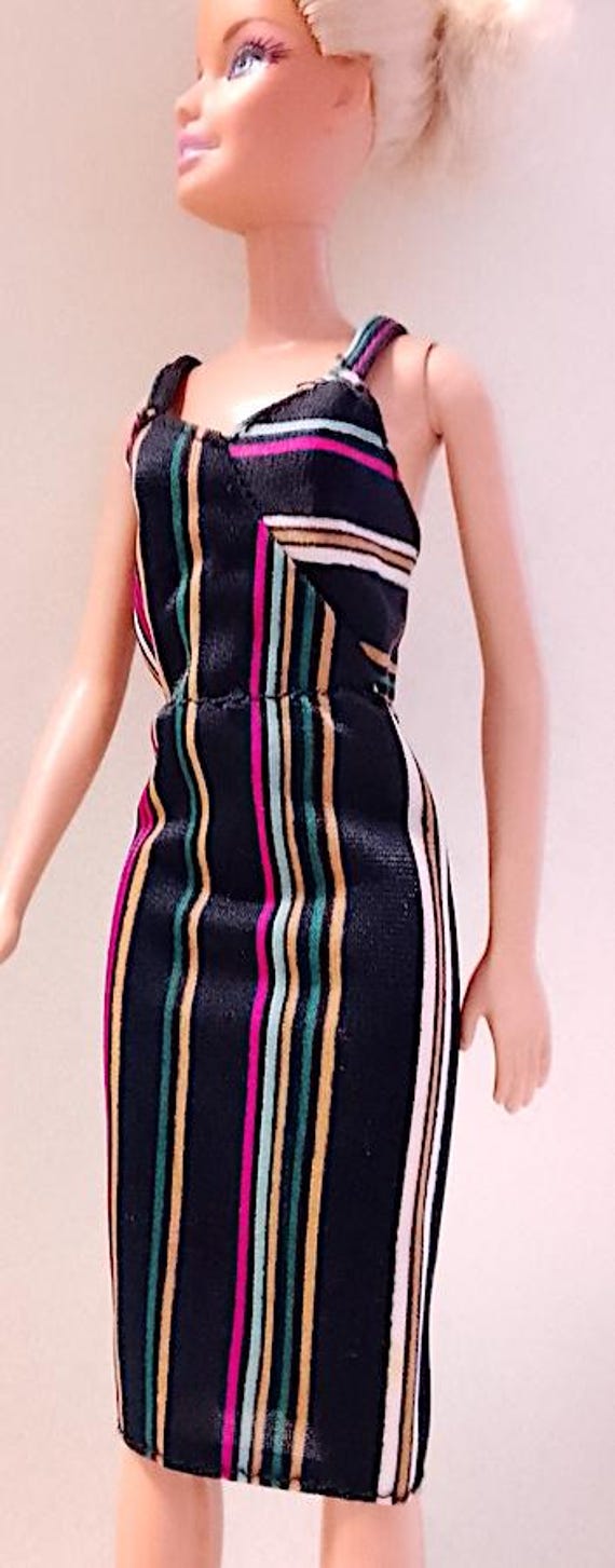 B762 - BARBIE Best Buy 1981 mattel - abito lungo nero con righe colorate luxury
