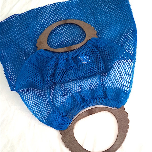 Gorgeous shopper bag in blue nylon mesh with brown rigid handle from the 70s, vintage super pop fashion