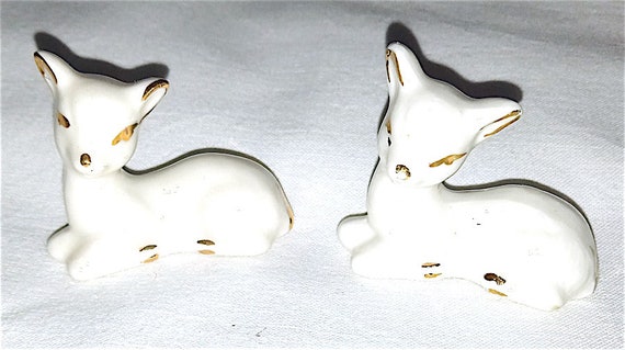 coppia cerbiatti bambi in porcellana bianca con dorature anni 70 bomboniere deliziose