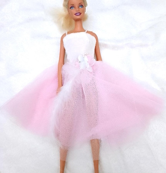 B048 - BARBIE Discover the world 2002 abito chiffon rosa con piume e perle  - schiaccianoci - Repubblica Ceca