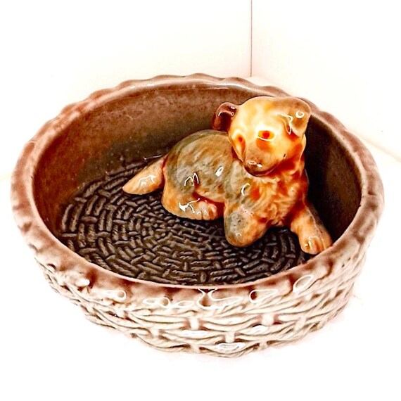 PUP IN A BASKET 70s Wade Uk pottery figure kawaii dog dachshund - pastore tedesco cucciolo cane in cestino porcellana