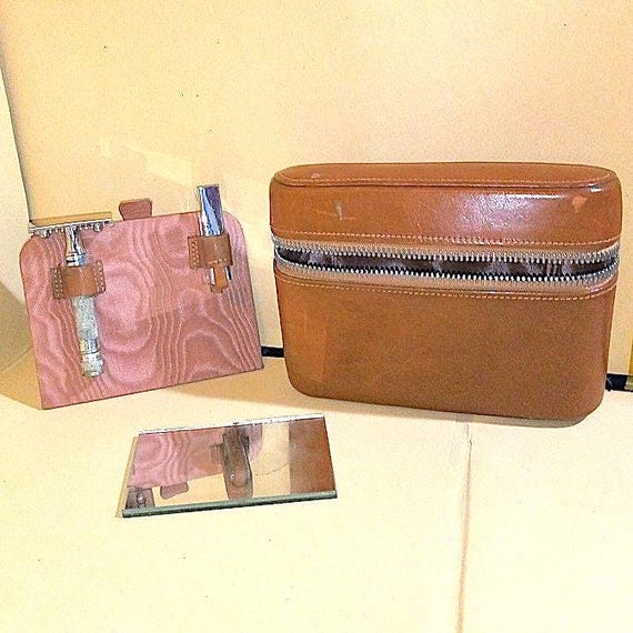 splendido set da viaggio per uomo anni 60 in custodia di pelle con rasoio e necessaire per rasatura