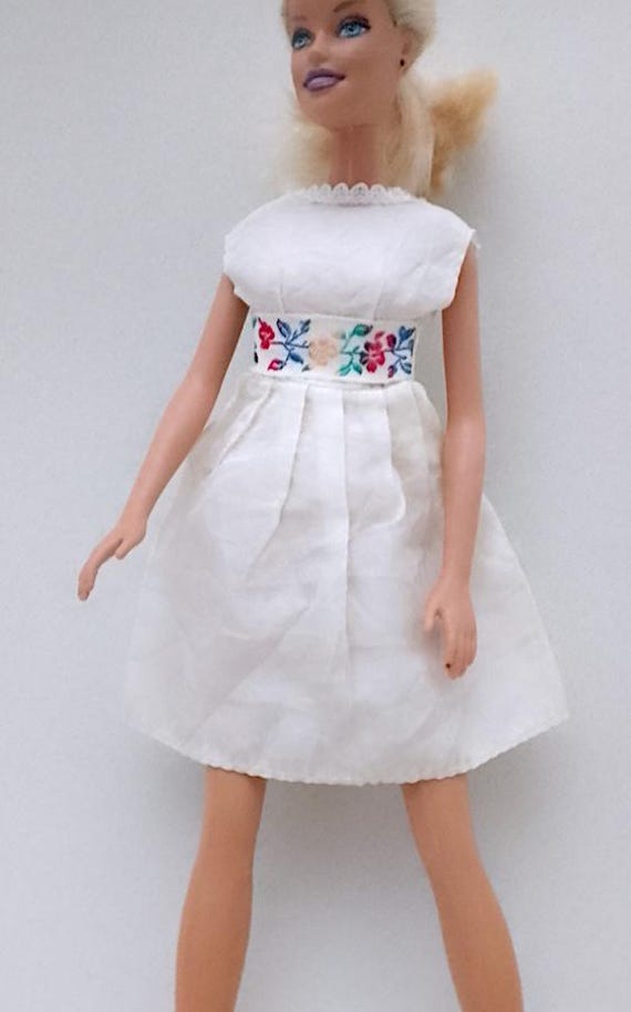 B1067 - BARBIE 70s abito corto bianco leggero con cintura ricamata fiorita splendido