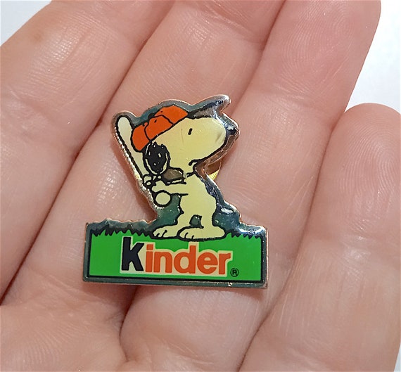 SNOOPY 90s Ufs Kinder Surprise France Brooche Brooche Gadget Super Cute  Baseball Pin 