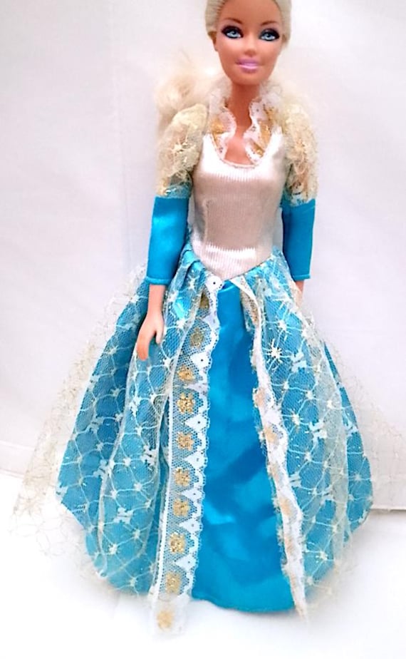 B127 - BARBIE Principessa? 90s abito azzurro largo e lungo da sera con pizzo bianco