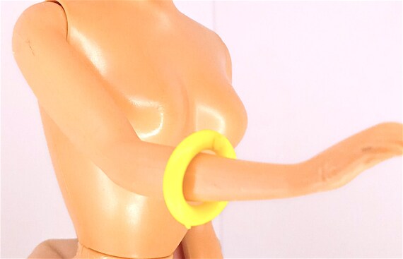 B617 - BARBIE 90s mattel bracciale bangle giallo neon miniatura originale