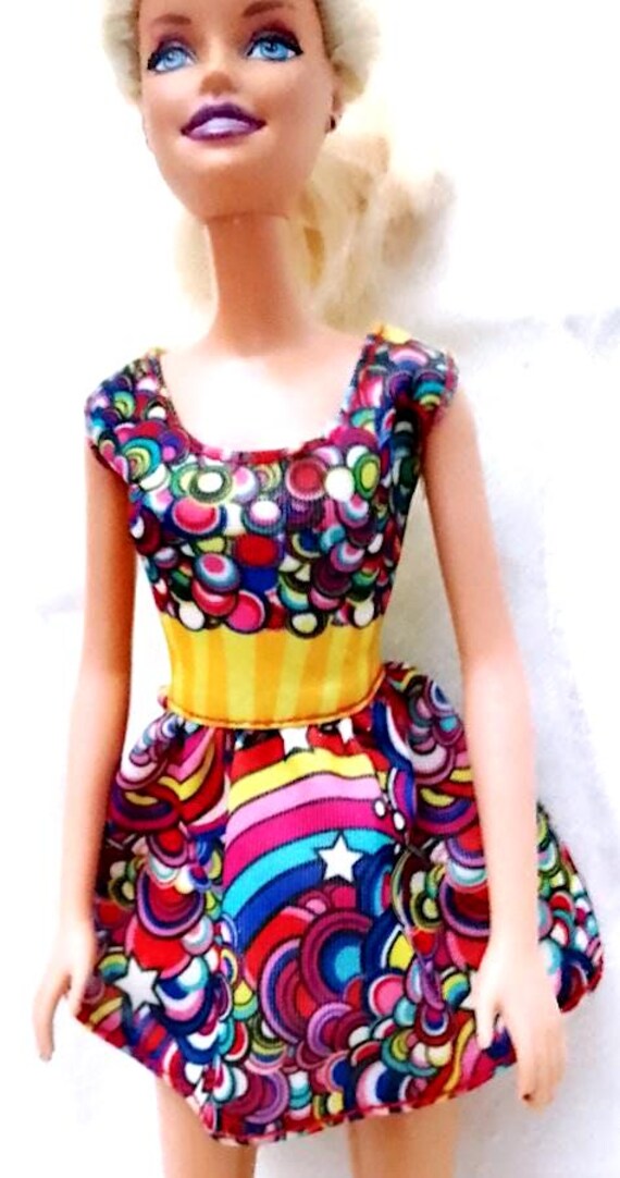 B1118 - BARBIE Fashionistas Swapping Styles 2010 mattel abito svasato multicolor rainbow