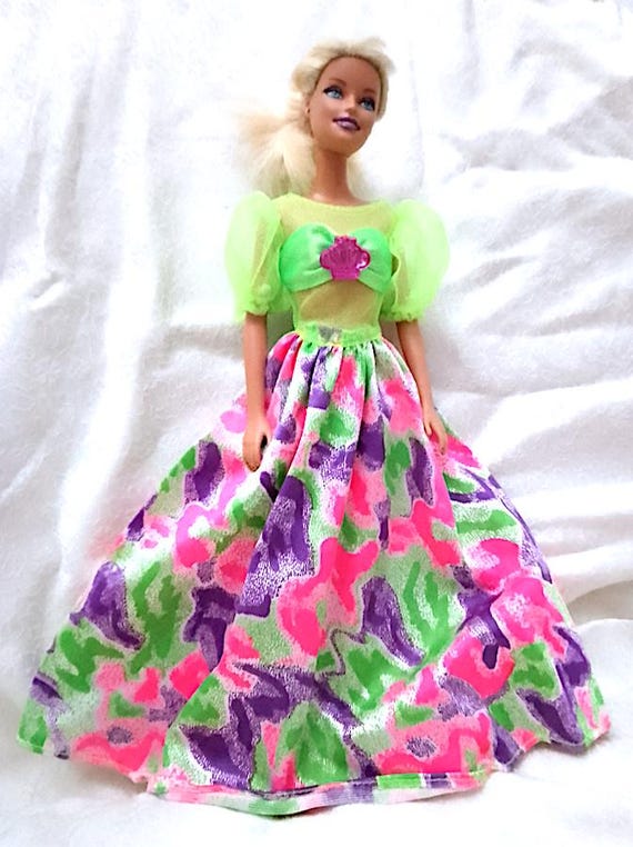 B652 - BARBIE principessa 2007 abito lungo largo verde e viola fiori con decori