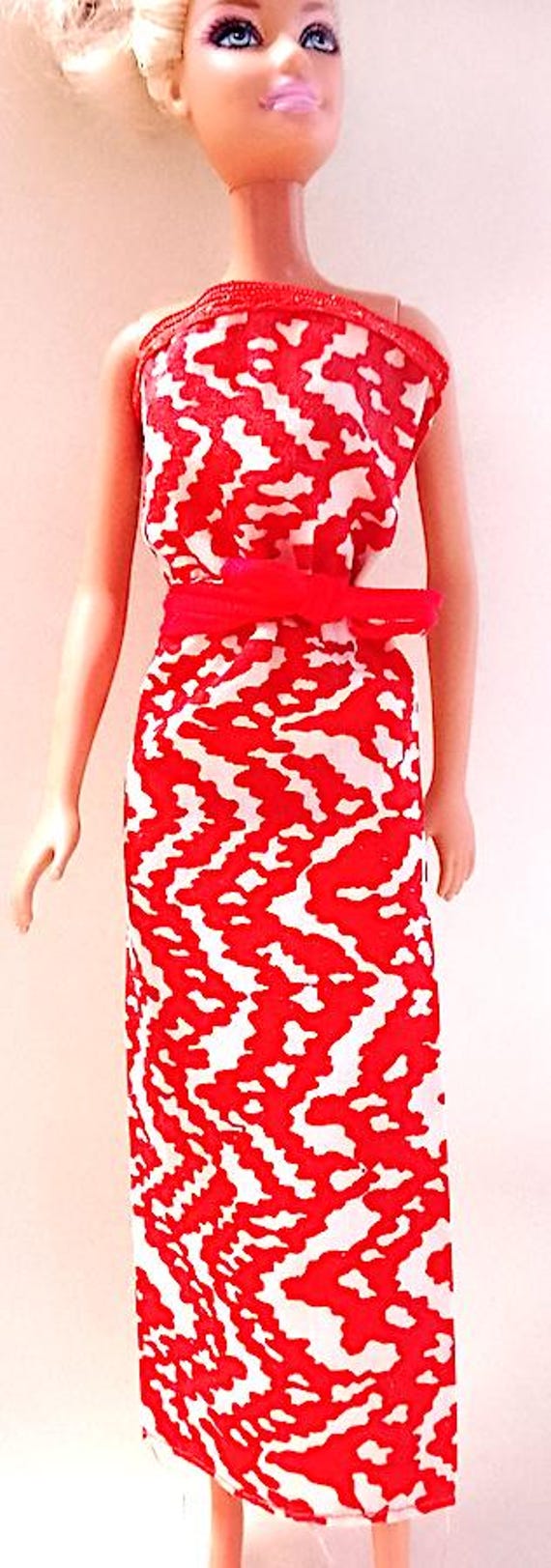 B723 - BARBIE Best Buy 1979 mattel - abito lungo rosso e bianco fantasia