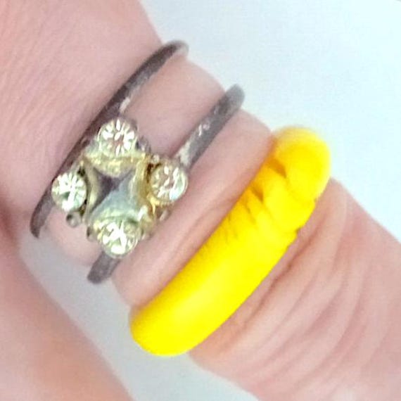 splendido doppio anello anni 80 super pop in vetro giallo e metallo argentato con brillantini delizioso paninaro preppy