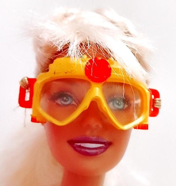 B504 - BARBIE i can be biologist 2000s mattel sub mask yellow red - maschera subacquea biologa