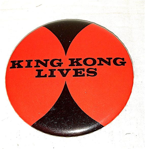 KING KONG LIVES 70s Mondadori italy large maxi button pin - spilla in metallo tonda grande