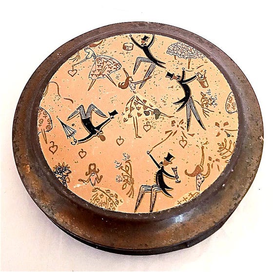 VOGUE COMPACT POWDER ? 50s Uk beautiful metal case with vaudeville decoration - elegant vintage metal powder case