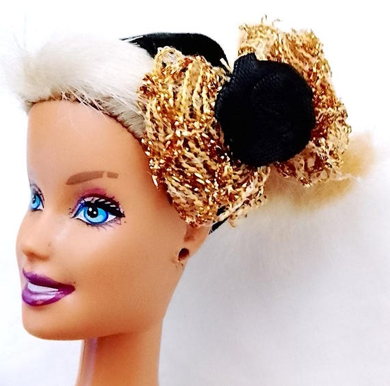 1102 - BARBIE DISCOVER the WORLD 2002 Gold and Black Hair Bow - Chicago