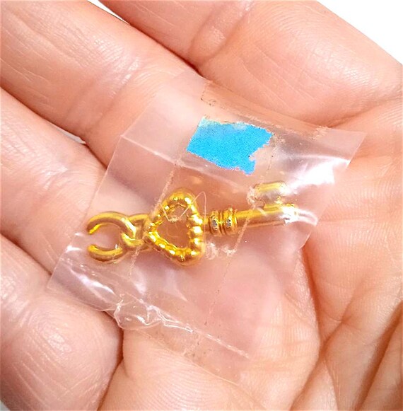 B865 - BARBIE EARRING MAGIC 90s ciondolo originale da appendere ai vestiti con chiave dorata in plastica ancora sigillato