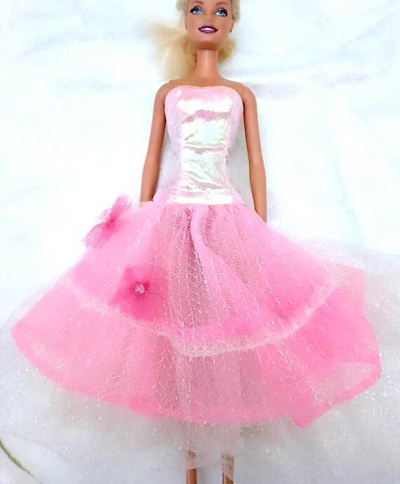 B049 - BARBIE 90s abito da principessa chiffon rosa con decorazioni e corpetto iridescente ampio elegante