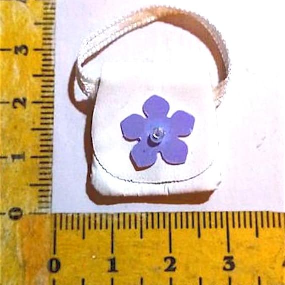 B433 - BARBIE / KELLY Party Fashions 1995 mini borsa borsetta bianca e lilla con fiore da restaurare