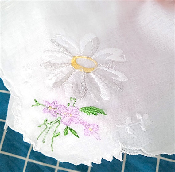 Beautiful handkerchief with handmade white and li… - image 1