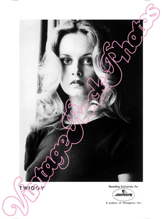 TWIGGY 1976  fashion press kit photo - fotografia da agenzia stampa - 1599TV1976