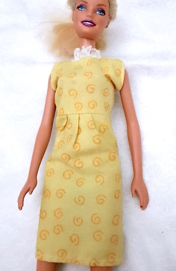 B665 - BARBIE 90s abito giallo con decori arancio e colletto pizzo