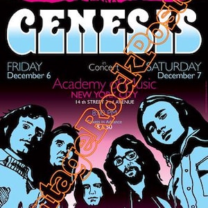 Può includere: Un poster del concerto per il tour "The Lamb Lies Down on Broadway" dei Genesis. Il poster presenta ritratti dei membri della band in un design stilizzato con uno sfondo sfumato rosa e nero. Il testo include il nome della band e i dettagli del concerto.